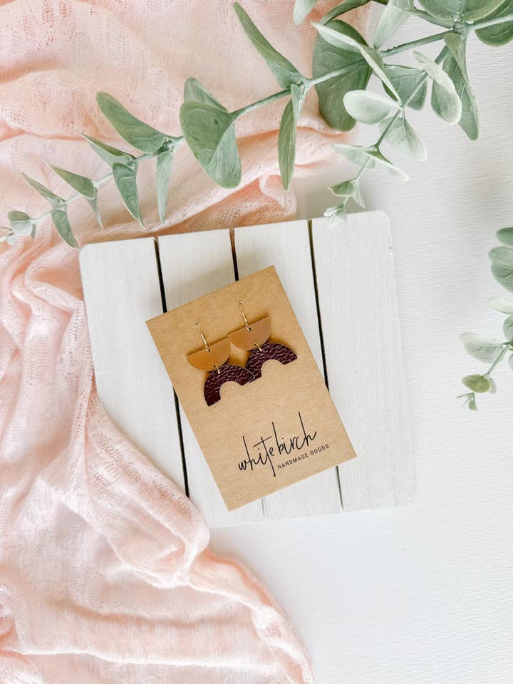 Merlotläderbåge & mässing halvmåneörhängen för wholesale av Whitebirch Handmade Goods