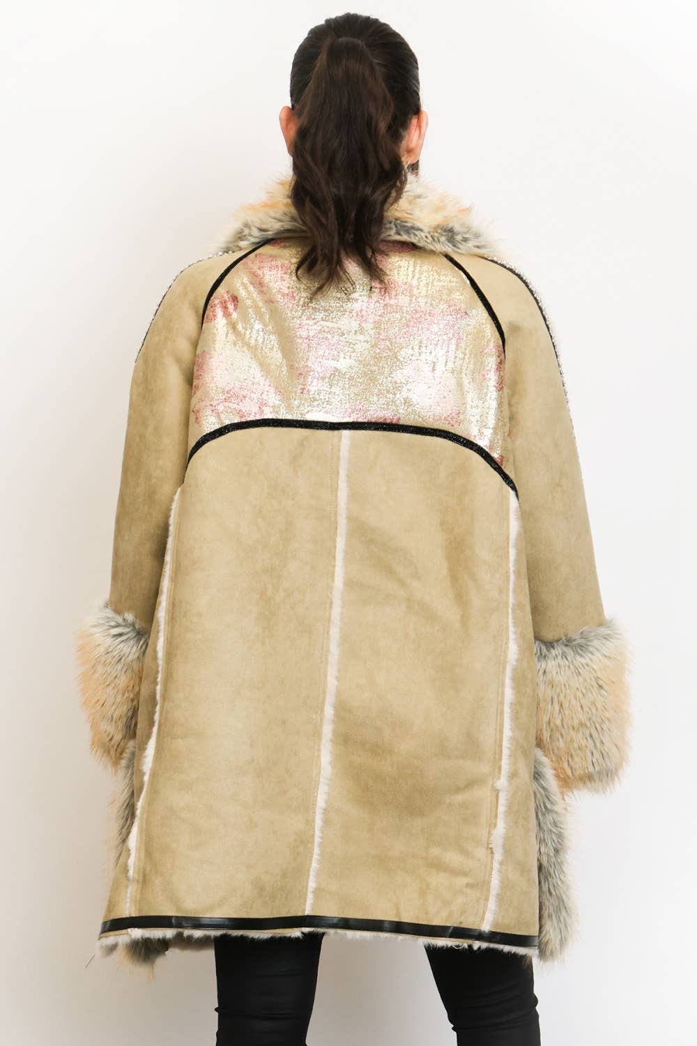 OLIVA Cappotto con Texture Lucida Decorata e Bordo in Pelliccia Sintetica PM4155 in vendita all'ingrosso su Faire4