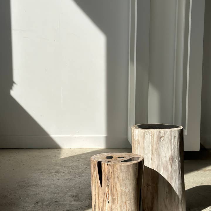 Office Objets - Wholesale Side Table - White petrified wood side table with black spots H:27.5 D:1863