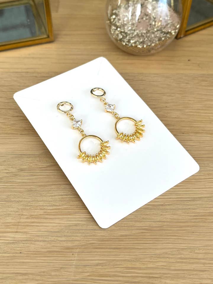 Boucles d’oreilles CRYSTAL - doré à l’or fin 18k et zircons jaune pour la vente par Innaya