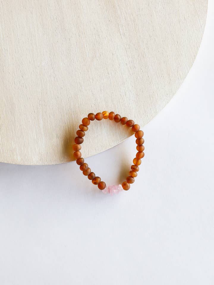 Adulto: braccialetto elasticizzato in ambra cognac grezza + quarzo rosa grezzo per la vendita all'ingrosso da parte di CanyonLeaf