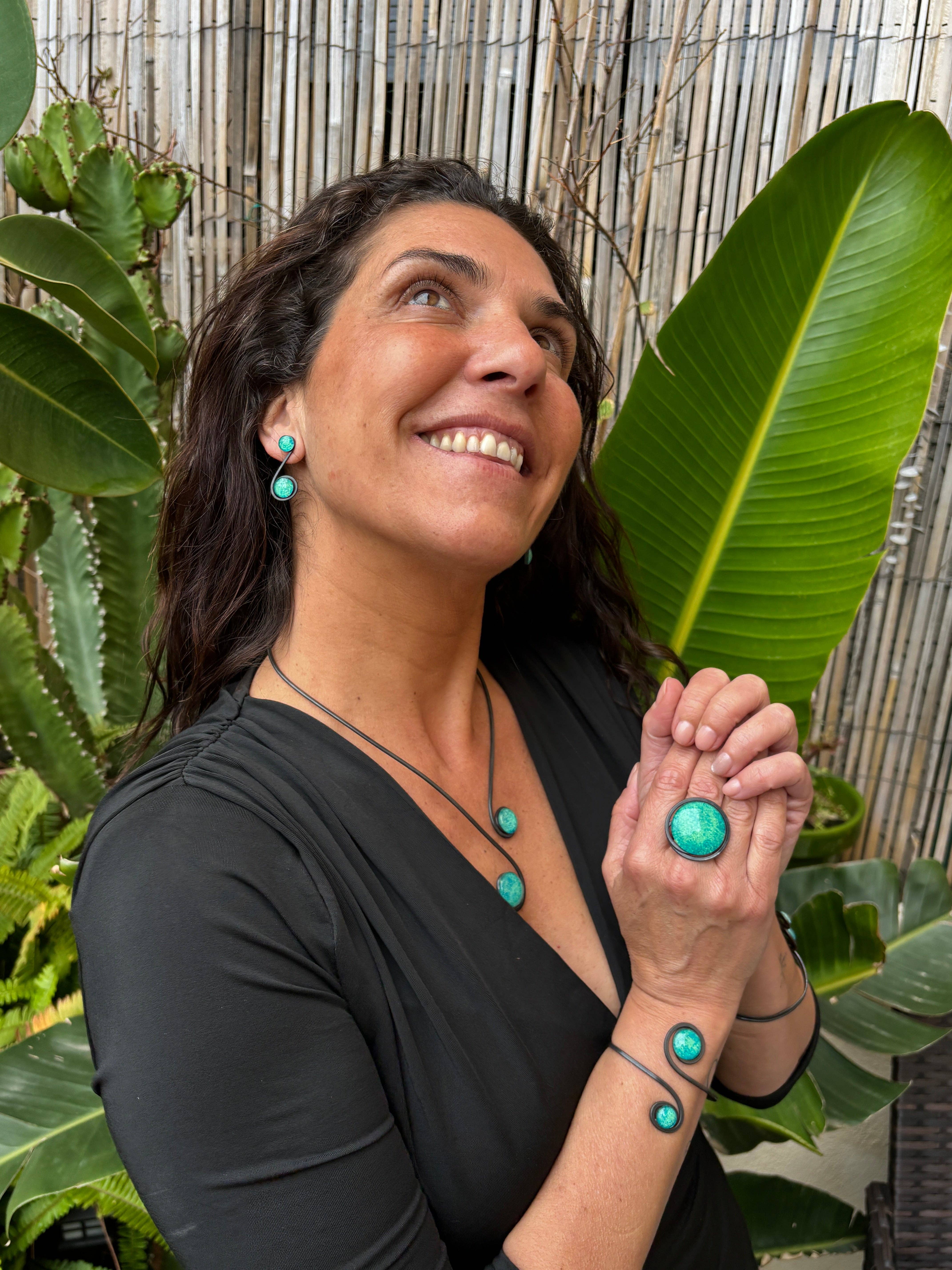 CAOMKA - Vendita all'ingrosso Orecchini pendenti - Orecchini "Doppio Sole Smeraldo" – Vetro fuso e ferro battuto.2