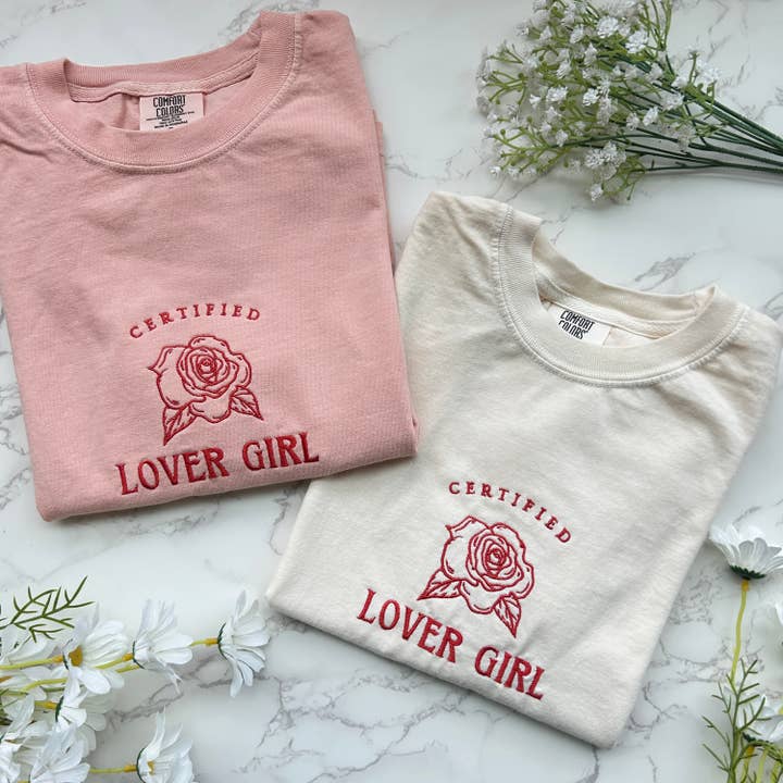 T-shirt court pour femme brodé Lover Girl pour la vente par Plantiful Design Co