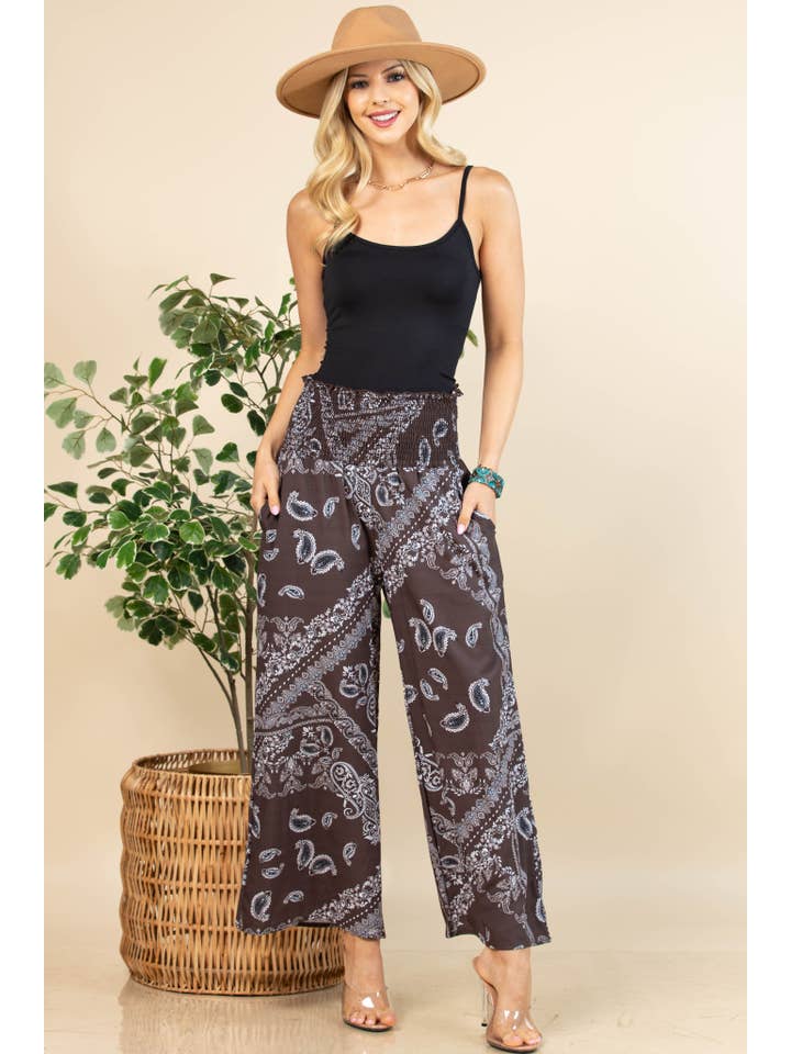 Brun AV1243-ELLEN BANDANA PRINT MED SMOCKET TALJE VÆVET BREDE BENBUKSER for engroshandel på Faire1