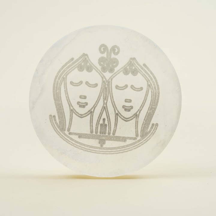 Plaque de chargement Gemini Selenite pour la vente par Eat.Read.Love.Inc.