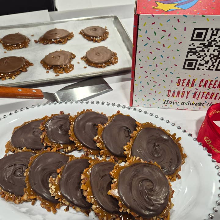 Mørk Chokolade Bjørnekløer Æske med 10 eller 18 for engroshandel hos Bear Creek Candy Kitchen