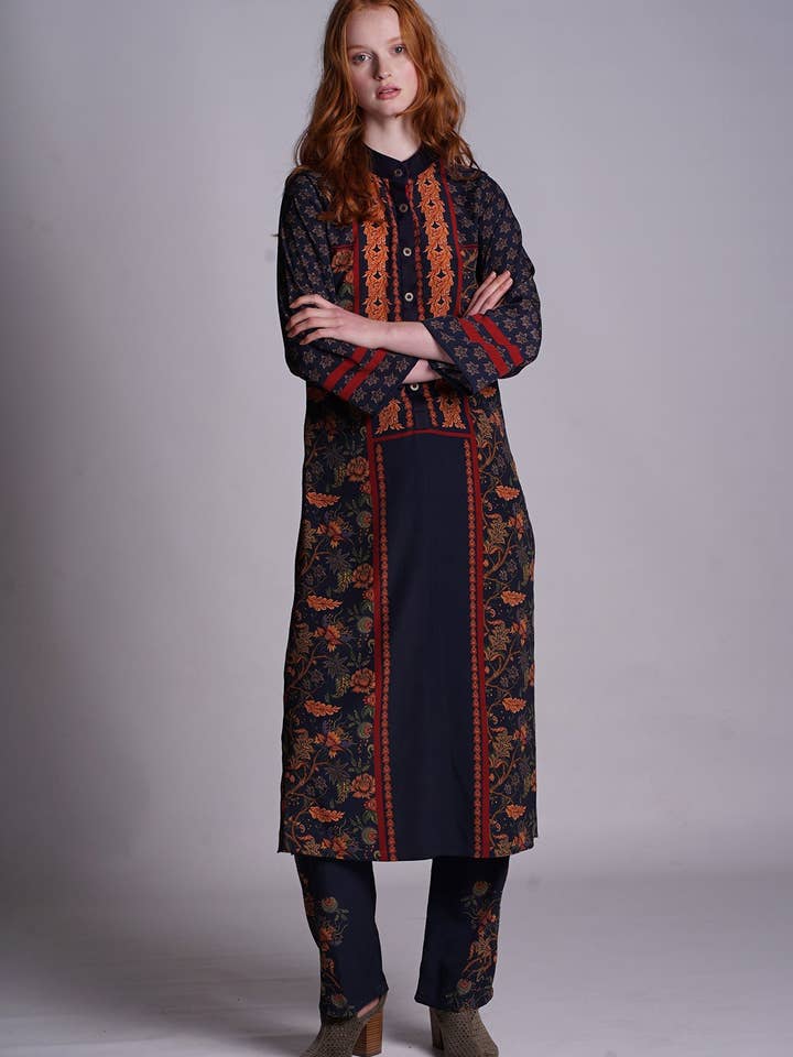 Kurta en chintz à imprimé de placement bleu marine avec bleu marine pour la vente par Pinnacle By Shruti Sancheti