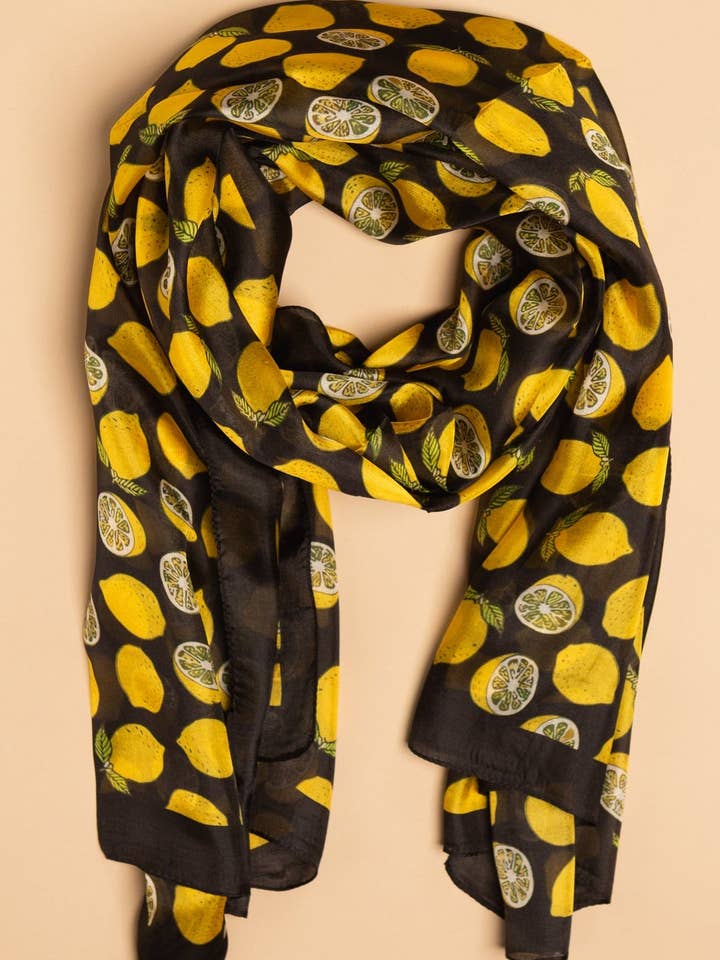 Lemoncello Stor Silketørklæde- 204 for engroshandel hos Tilley & Grace