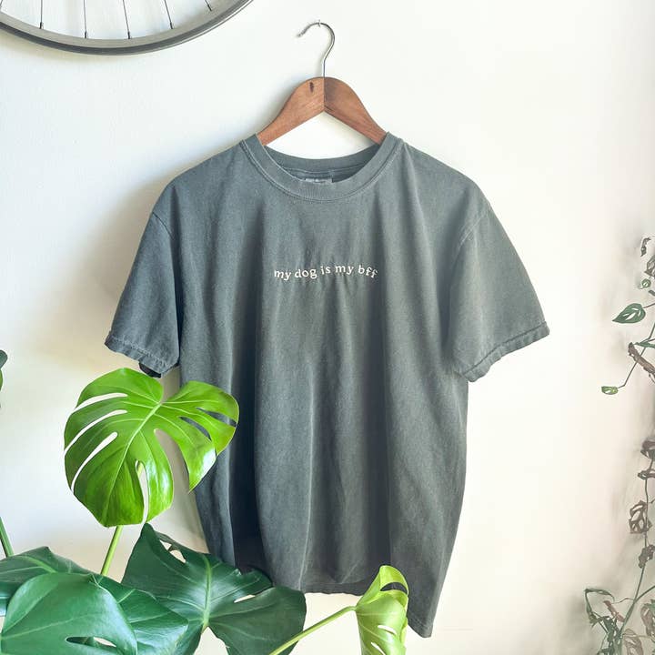 T-shirt brodé My Dog is my BFF pour la vente par Luca and B