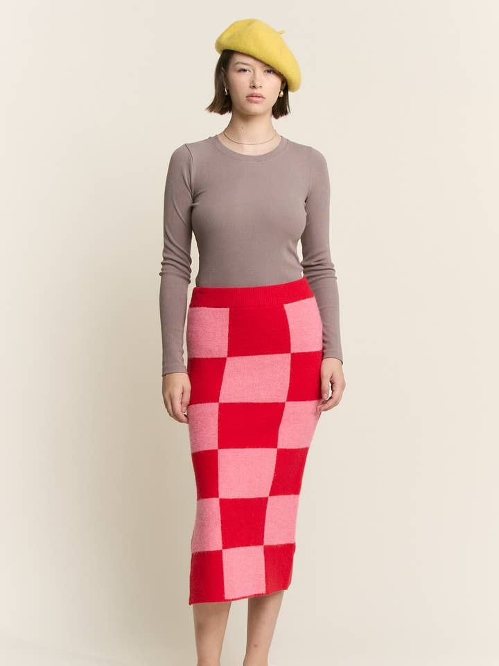 Midi blyantskørt i strikket stof med stort ternet mønster og sideslids for engroshandel hos JADE BY JANE