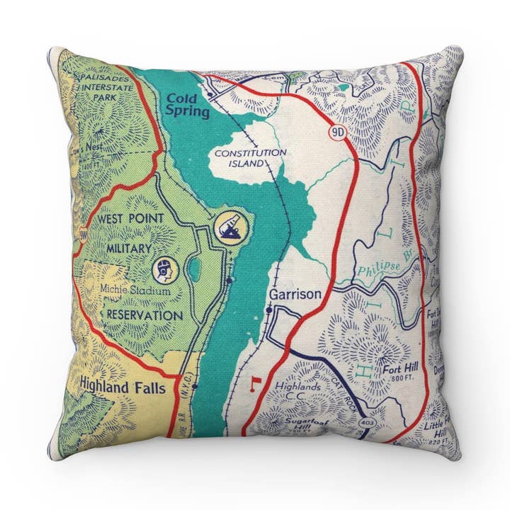 Coussin Carte de West Point – Coussin Carré 18" pour la vente par Daisy Mae Designs