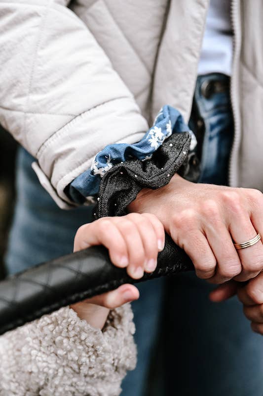 Hairjewelz by Elle – Engroshandel Scrunchie – Kvinder – Scrunchie Maxi „Broderi Jeans“ - Blå3