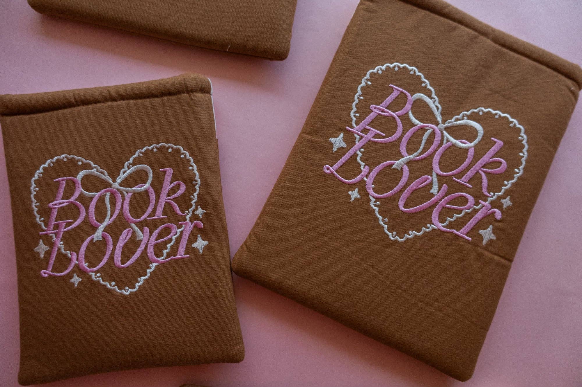 Jollie Ollie Designs - Vente Couvertures de livre - Pochette pour livre/Kindle brodée "Amoureux des livres"7