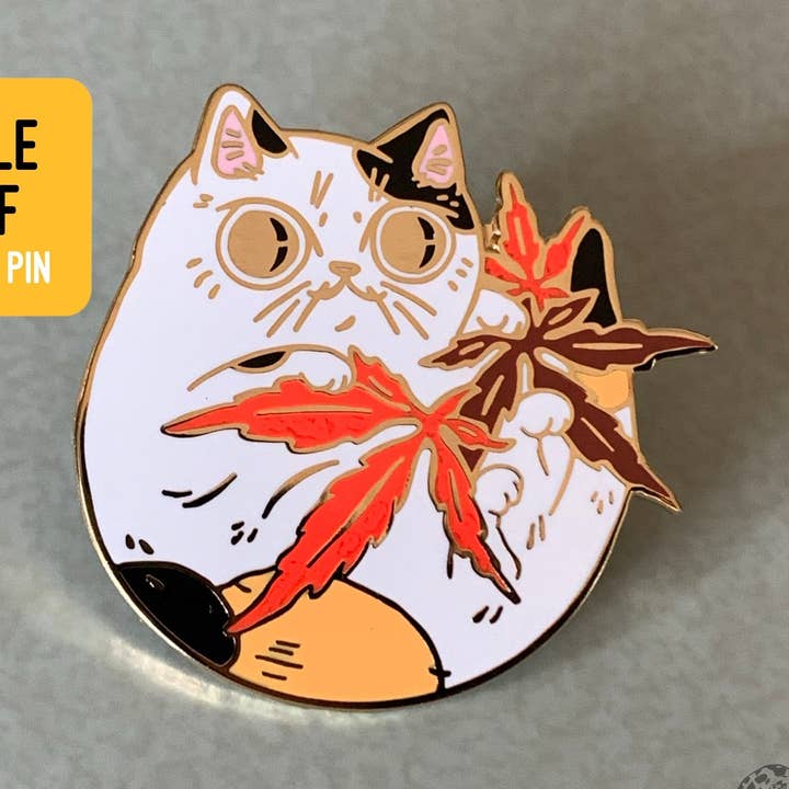 Emaljpin: katt med lönnlöv för wholesale av Paper Puffin