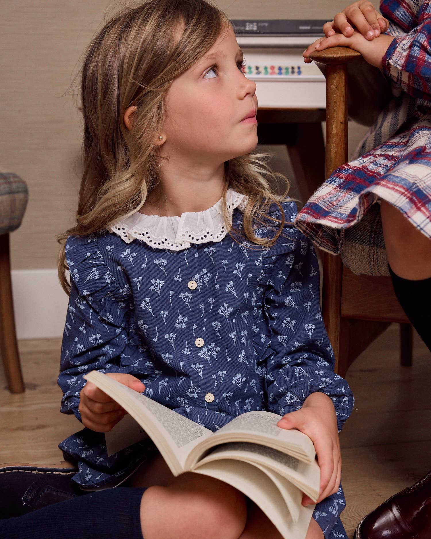 Dadati – wholesale Dress – Kids – Navy blue dress with floral print and ruffle collar2