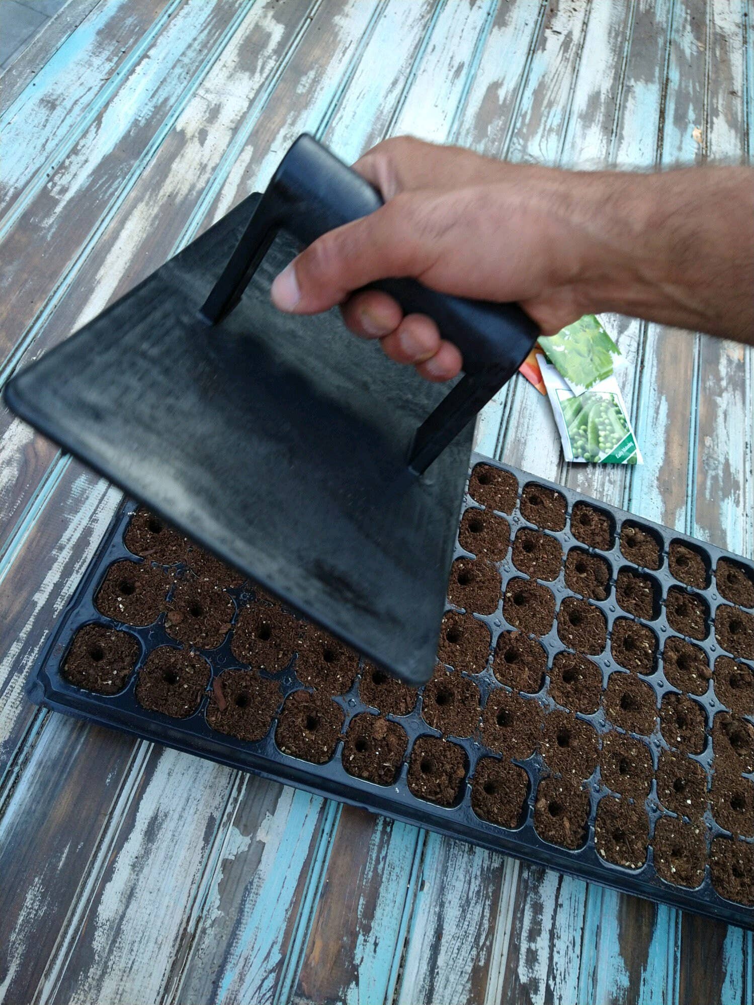 Gardinnovations – Großhandel Gartenwerkzeug – 24-Loch-Erdbagger und Bodenabstandhalter zum Einpflanzen von Saatgut — neu3