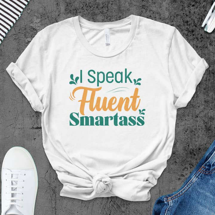 I Speak Fluent Smartass T-shirt, T-shirt met grappige quotes, brutale tops met slogan, humoristische spreukenoverhemden, uniseks T-shirt met grafische print, kleding in casual stijl voor wholesale door FreakyTeeFactory