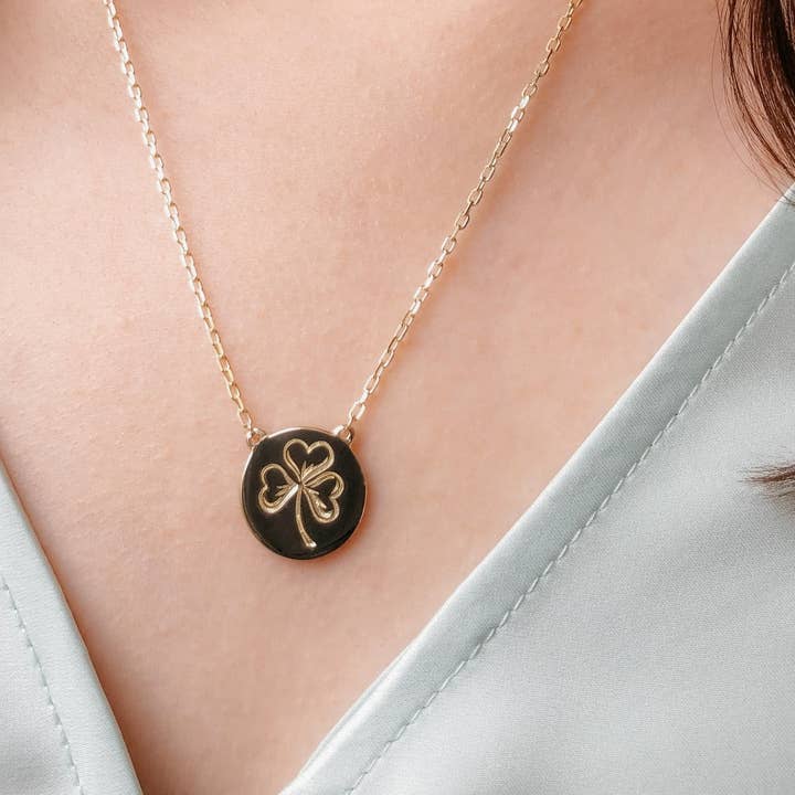 Collier Trèfle en or 9 carats (symbolisant la foi, l'amour et l'espoir) pour la vente par Liwu Jewellery