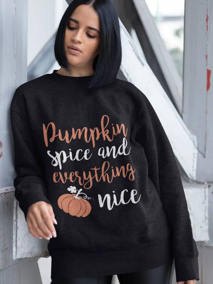 ULTRABASIC - Tryckt grafisk tröja för kvinnor Pumpkin Spice And Everything Fin T-shirt Söt avslappnad bokstavstryck T-shirt fransk marinblå för wholesale av ULTRABASIC