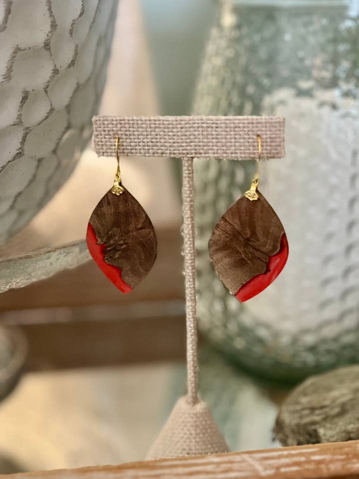 Bois moyen et résine - Rouge pour la vente par Alchemy Jewelry