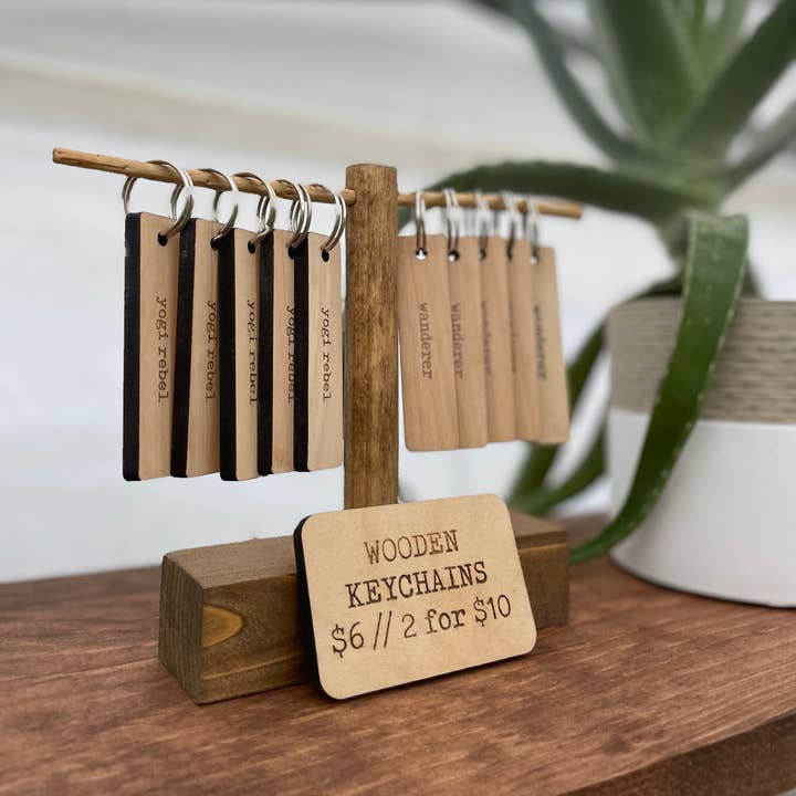 Présentoir à porte-clés en bois naturel II pour la vente par Jus Sayin'