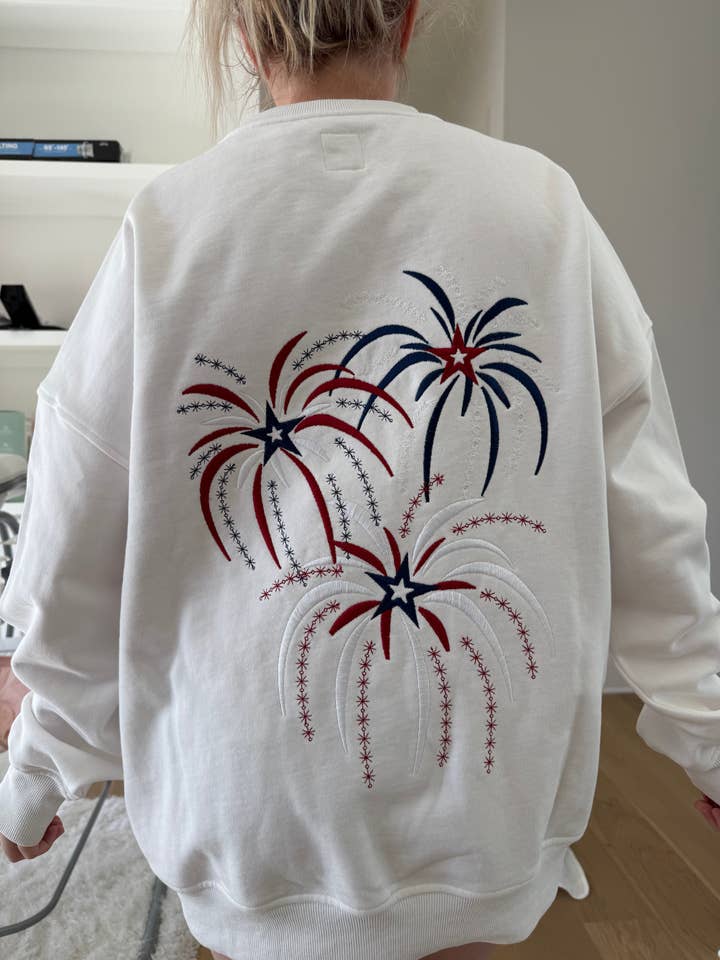 Sweatshirt brodé Feux d'artifice blancs 4 juillet Jour du Souvenir pour la vente par Sunkissed Coconut