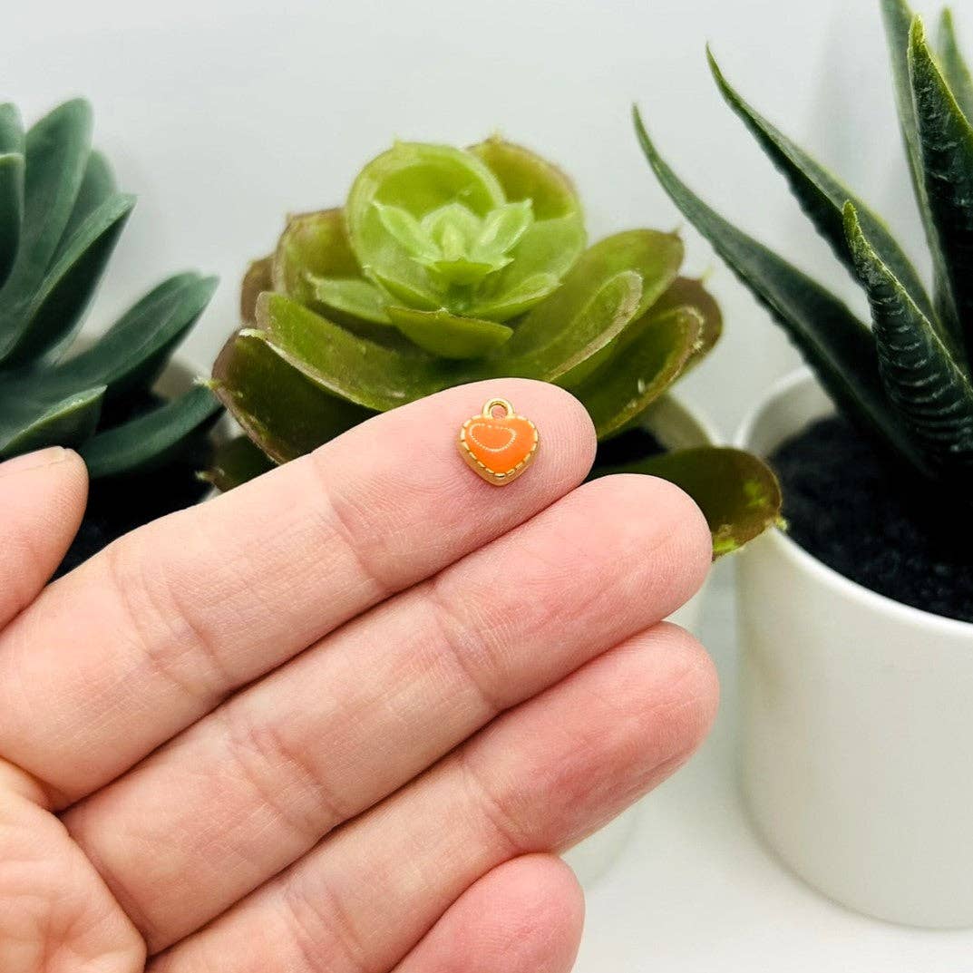 Guerrilla Charm - Vente Breloques/médailles personnalisées - Petits pendentifs cœur en émail orange et or, 8x7,5 mm2