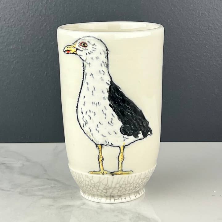 Seagulls handgjord porslin kaffemugg, vit för wholesale av Lucy Nilan Studios
