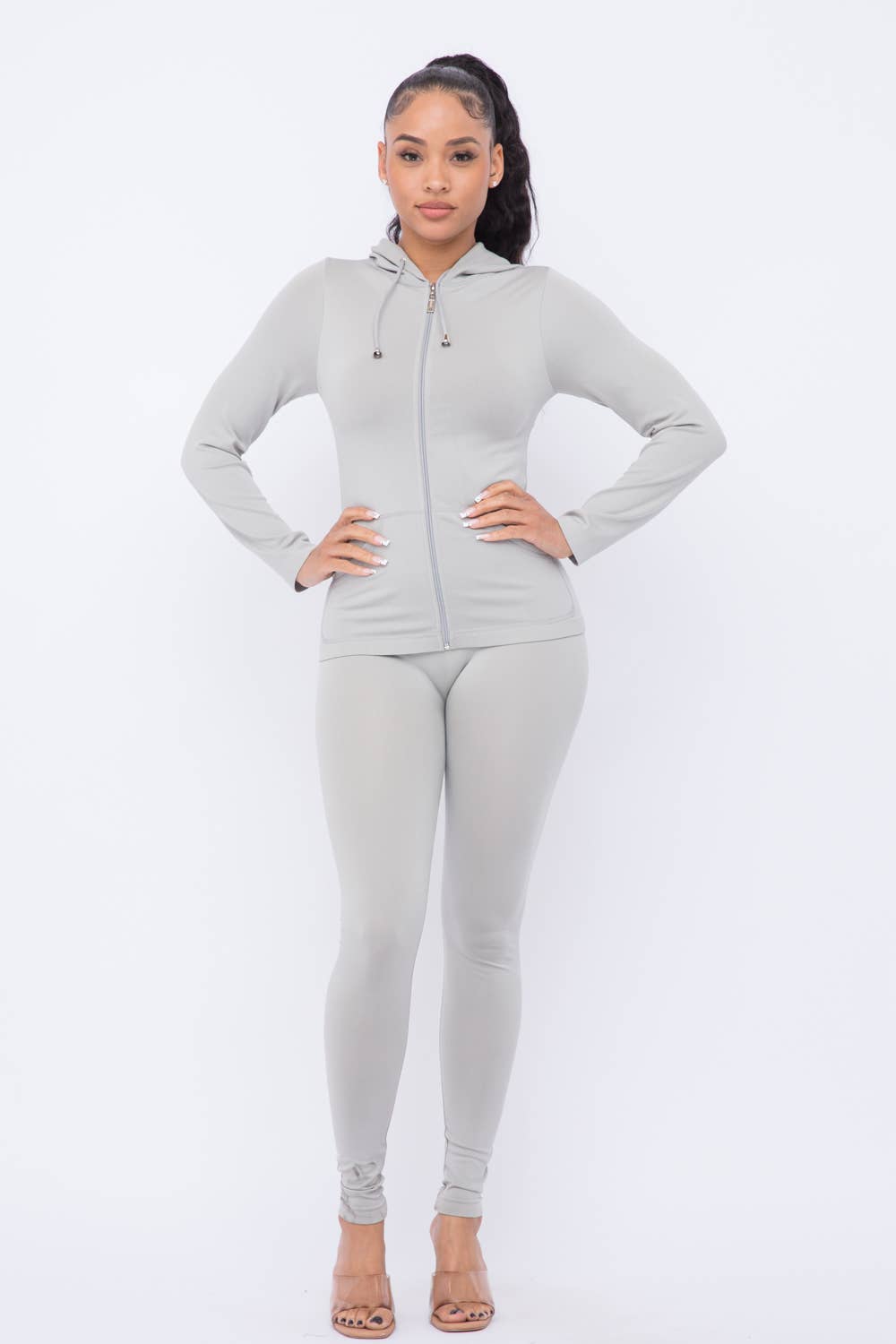 Julia by LoveJ - Vendita all'ingrosso Completo top e pantaloni (NON loungewear) - Donna - Completo con giacca con cappuccio e leggings senza cuciture con zip1