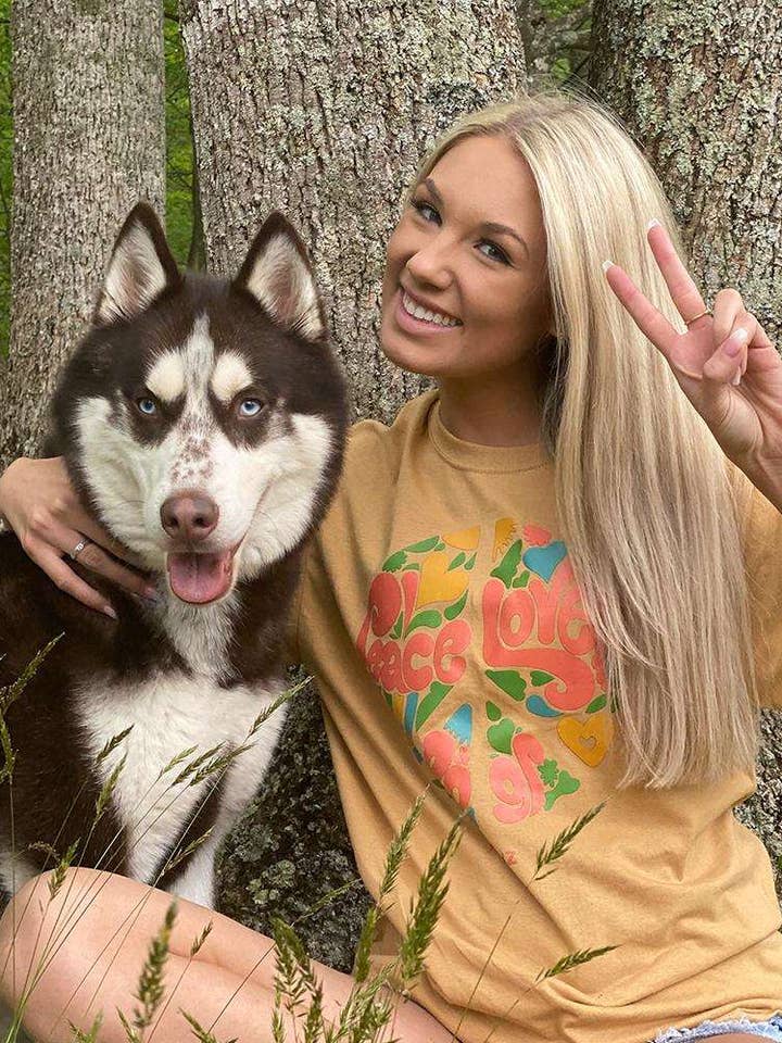 T-Shirt „Frieden, Liebe und Hunde“ für den Großhandel von PAWZ