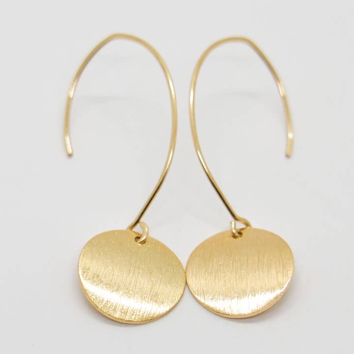 Orecchini lunghi in oro con placchette testurizzate per la vendita all'ingrosso da parte di Sista Jewelry