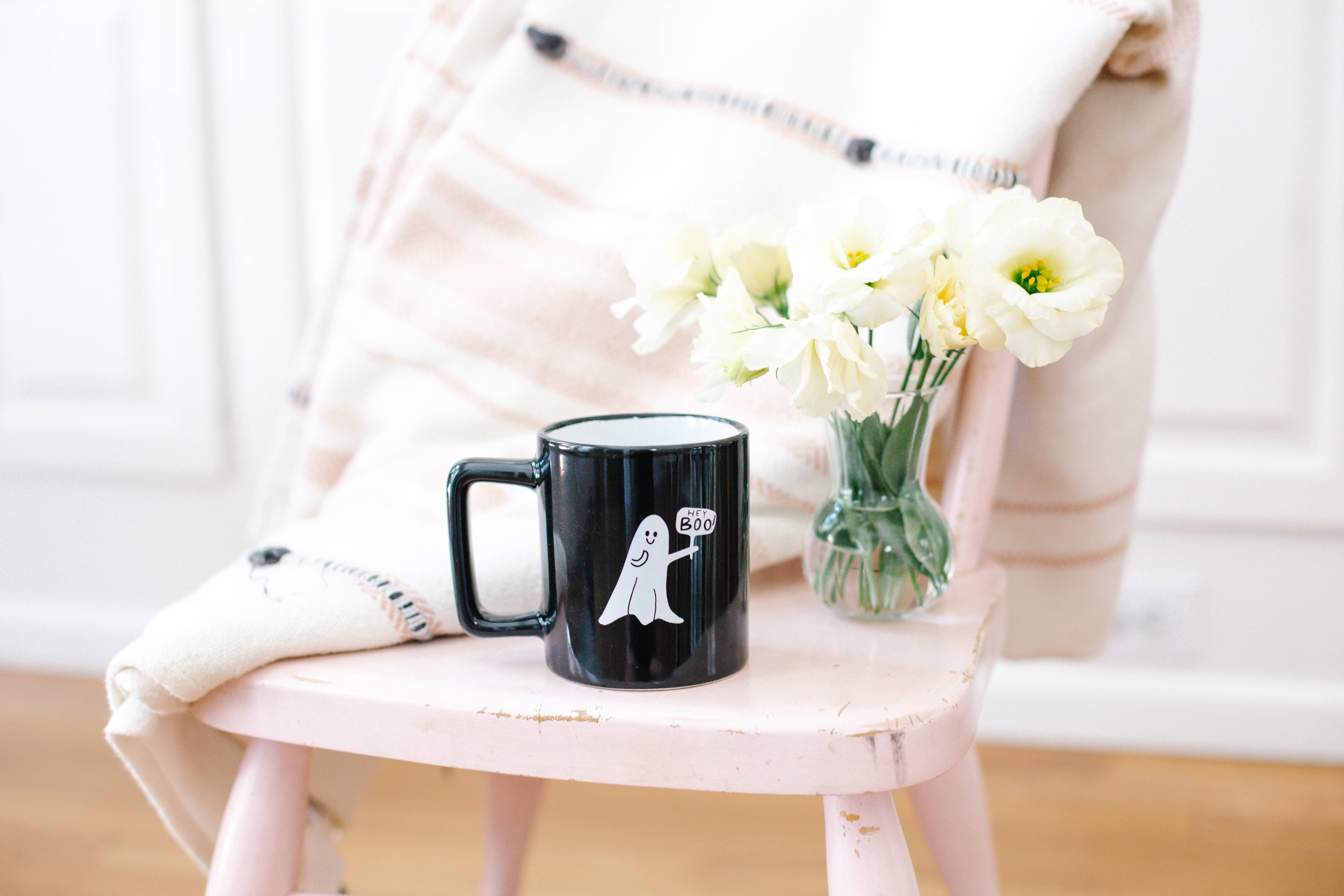 Rachel Allene - Vente Tasse à café - Hey Boo Ghostie | Tasse en céramique noire