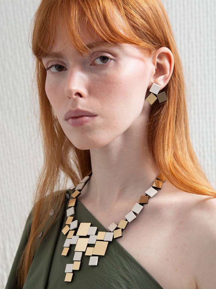 Bauhaus V Halskæde Firkanter - Elfenben/Guld* for engroshandel hos Iskin Sisters