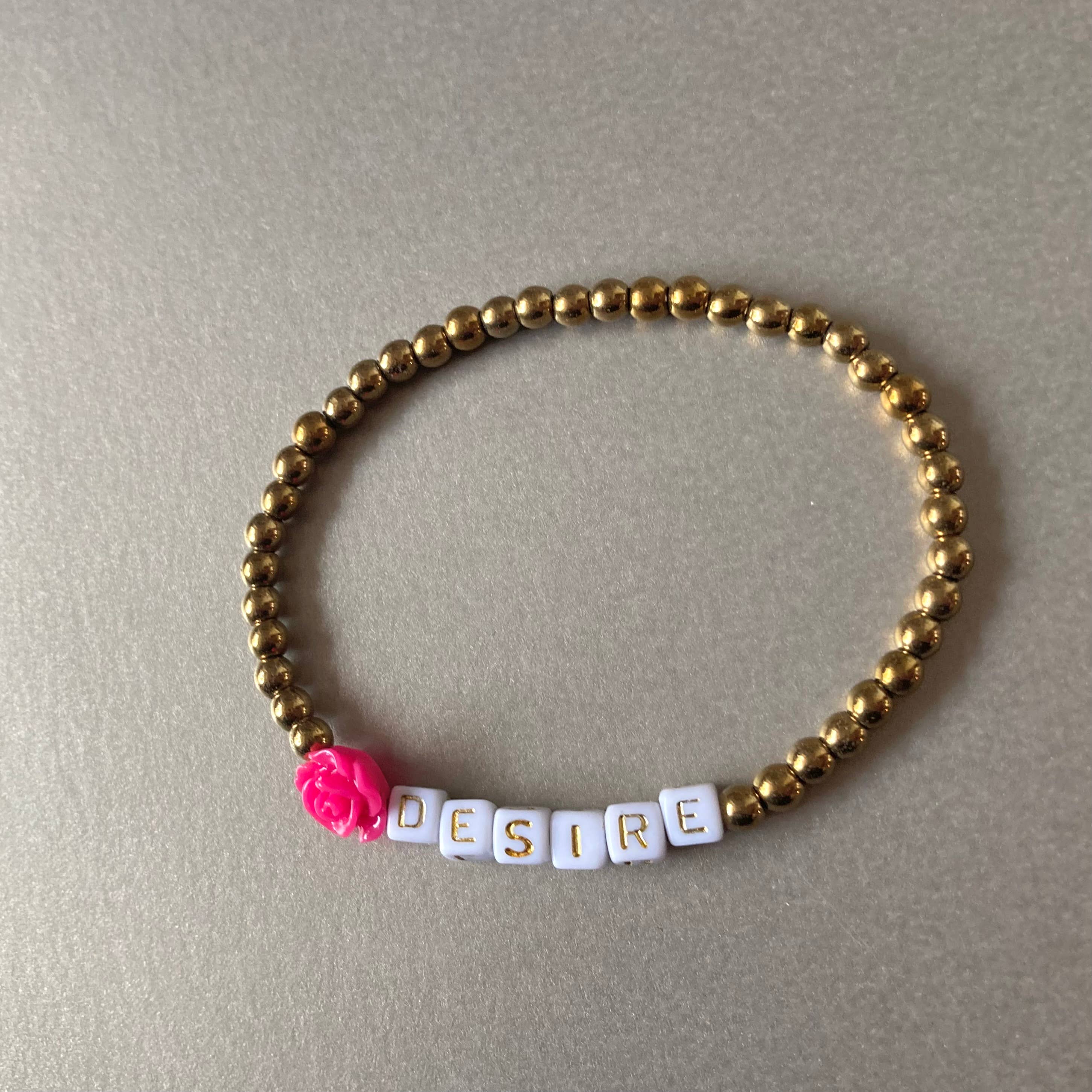 HERZallerliebste…von anderer ART - Vente Bracelet de perles - Bracelet en perles dorées 'DESIRE' avec fleur rose0