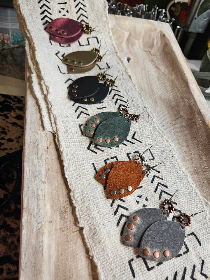 Orecchini in pelle borchiata e metallo per la vendita all'ingrosso da parte di Native Leather Co