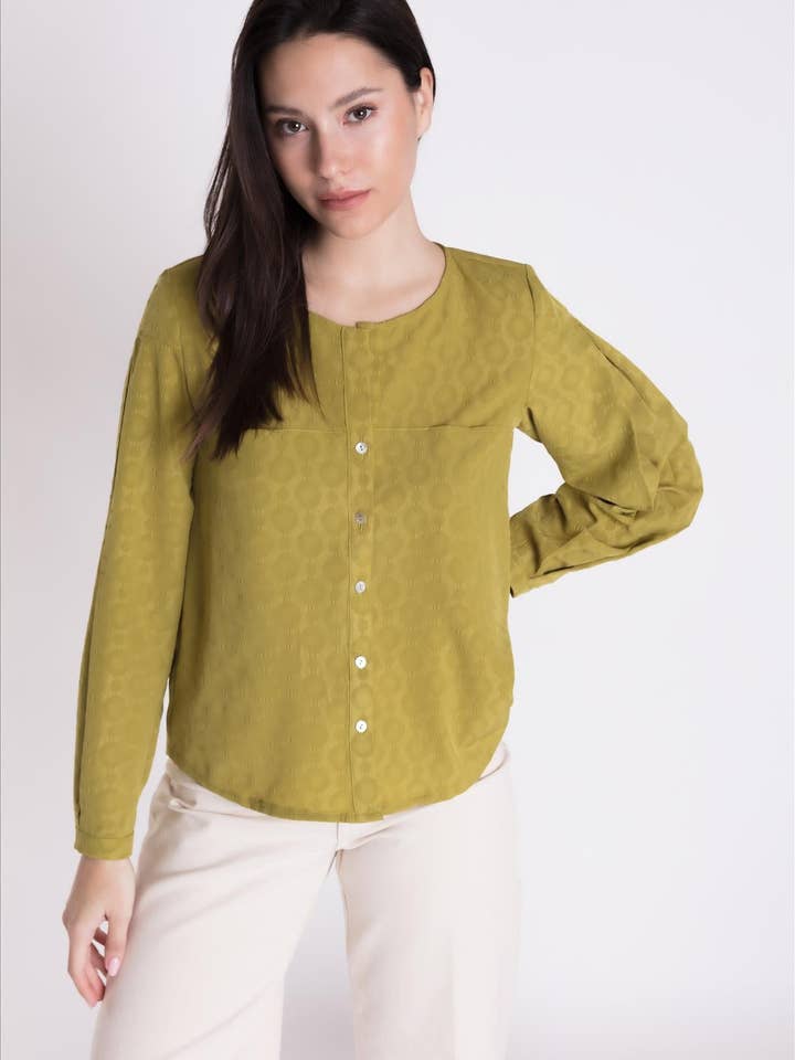 Ensfarvet bluse i jacquardstof med prikmønster B2B for engroshandel hos CMS Love