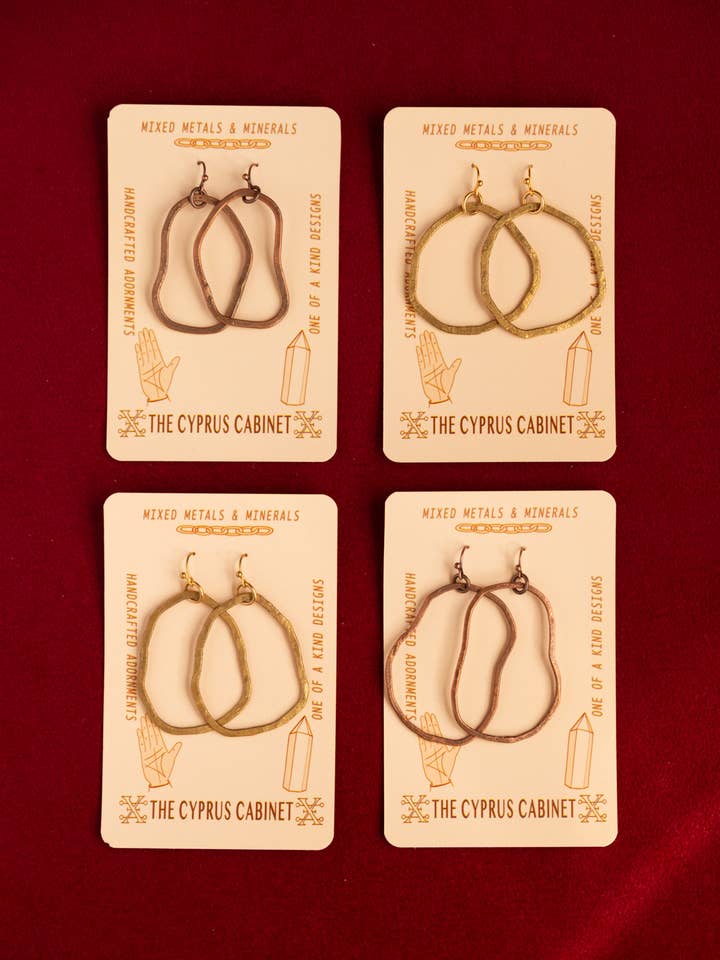 LOTE DE CUATRO PENDIENTES DE ARO DE LATÓN Y COBRE DE FORMA LIBRE para venta al por mayor de The Cyprus Cabinet