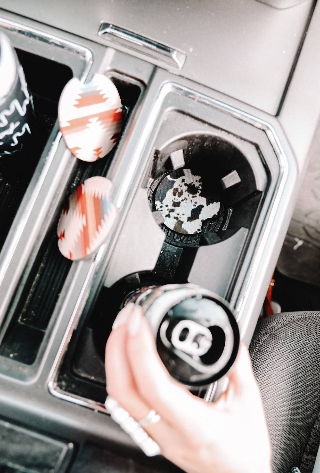 The Front Porch Label - Vendita all'ingrosso Sottobicchiere per auto - Donna - Sottobicchieri per auto con stampa in pelle bovina marrone Mooving On, confezione da 21