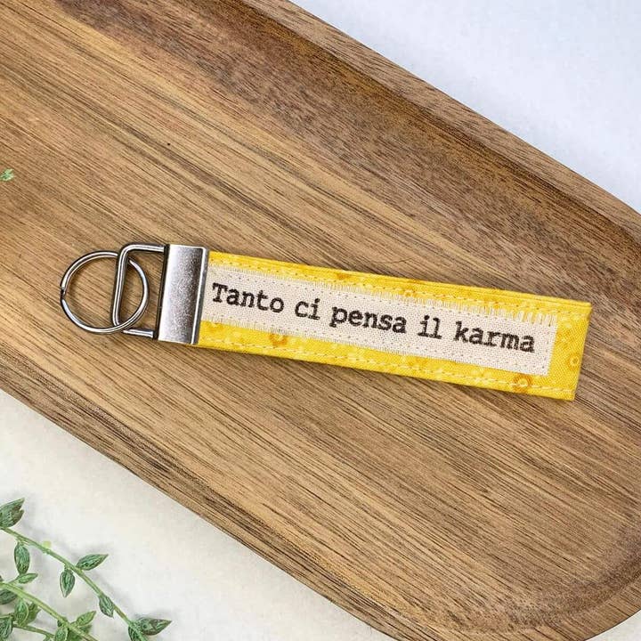 Handgefertigter gelber Schlüsselanhänger „Karma denkt so viel darüber nach“ für den Großhandel von Cuore di Stoffa