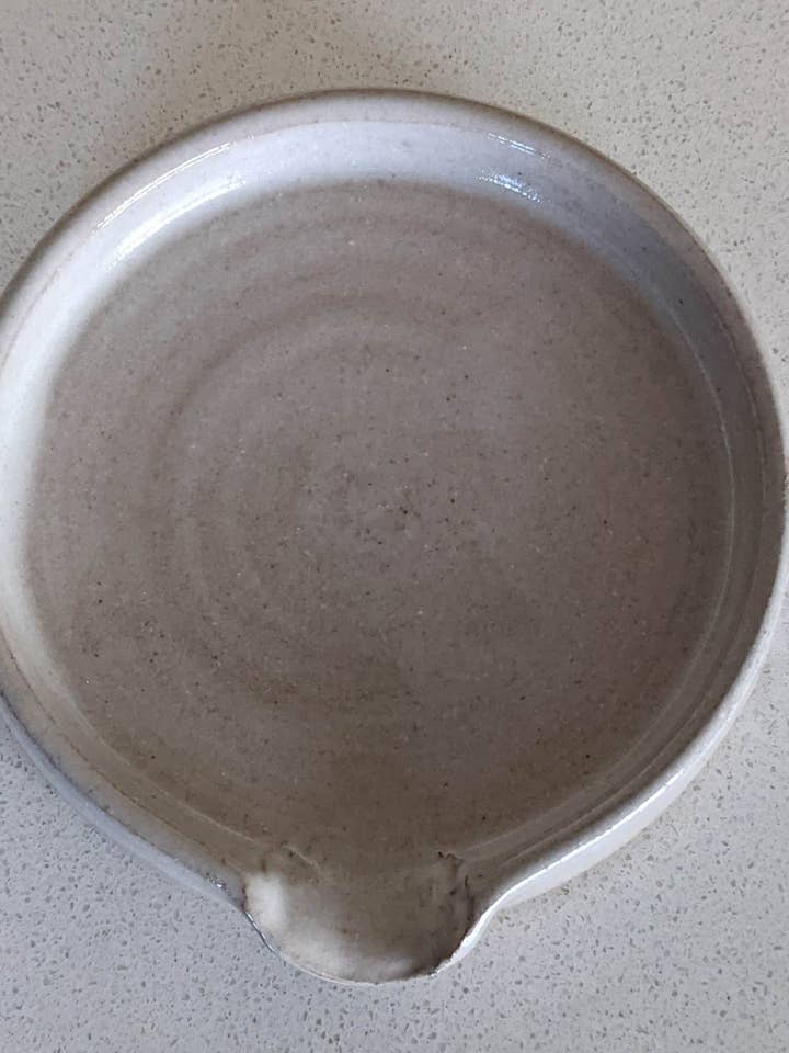 Repose-cuillère blanc uni pour la vente par Nomad Potters