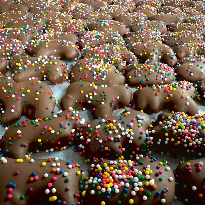 O'Shea's Candies Sweet Shop - Wholesale Chocolate Covered Sweets - Gourmet Milk & White Chocolate Animal Crackers 🦏🦒 1/3# Ba