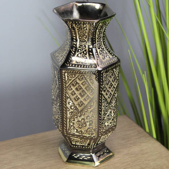 Vaso a bottiglia esagonale astratto in ottone naturale da 8" per la vendita all'ingrosso da parte di Natural Geo