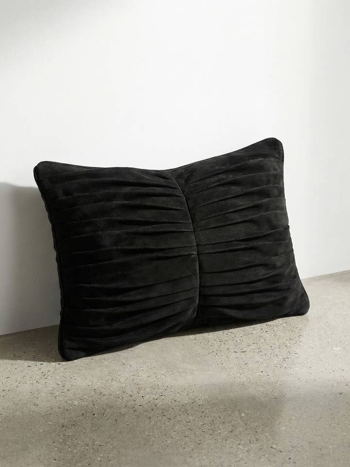 PLISSERAD BOMULLSMOCKAD KUDDE I ABYSS för wholesale av VILLA ABURI