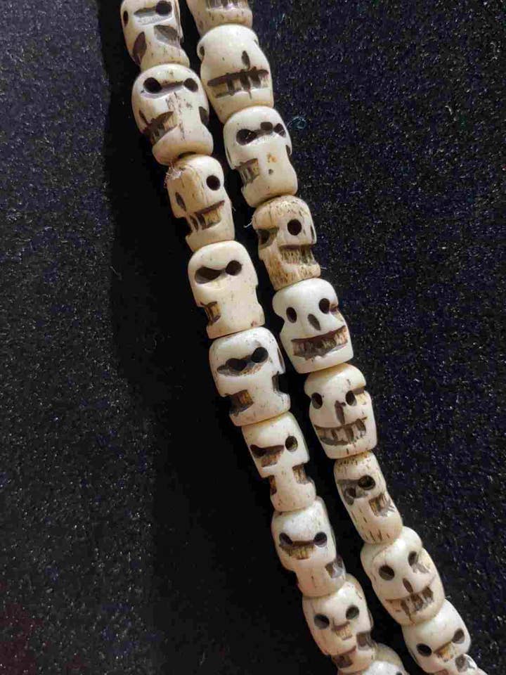 Crâne d'impermanence en os de buffle d'eau Mala pour la vente par Katmandu Trading Co.