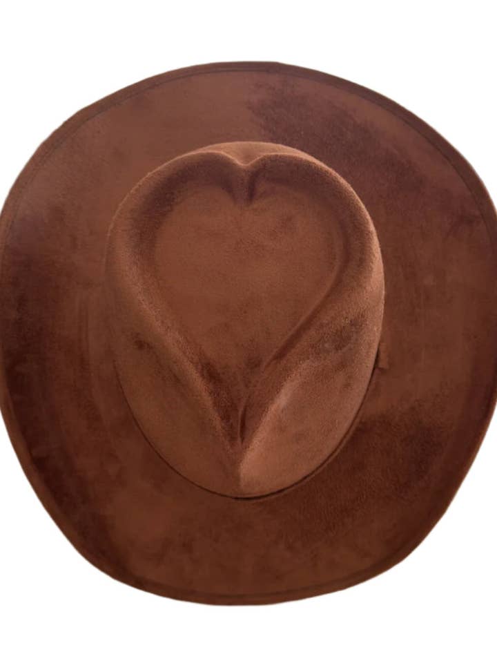 Cappello da cowboy a forma di cuore in camoscio vegano - Caramello per la vendita all'ingrosso da parte di Wilder and Soul Wholesale Hats