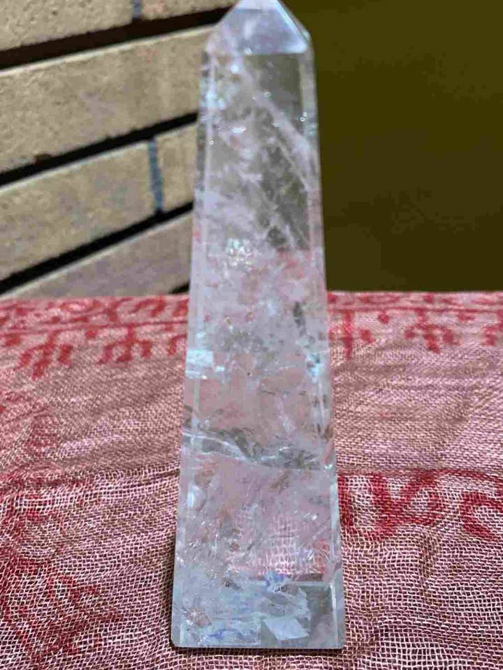 Obélisque en quartz cristal de grande taille pour la vente par Katmandu Trading Co.