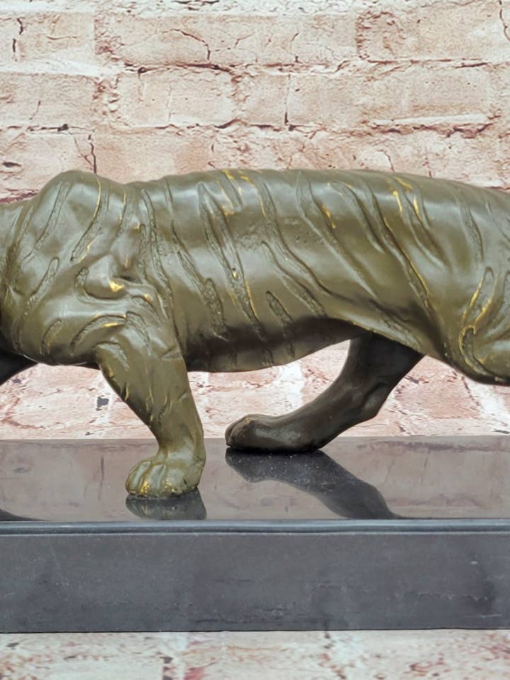 Brølende bronzetiger skulptur på marmorsokkel – Dyrelivskunst for engroshandel hos Bronzhaus