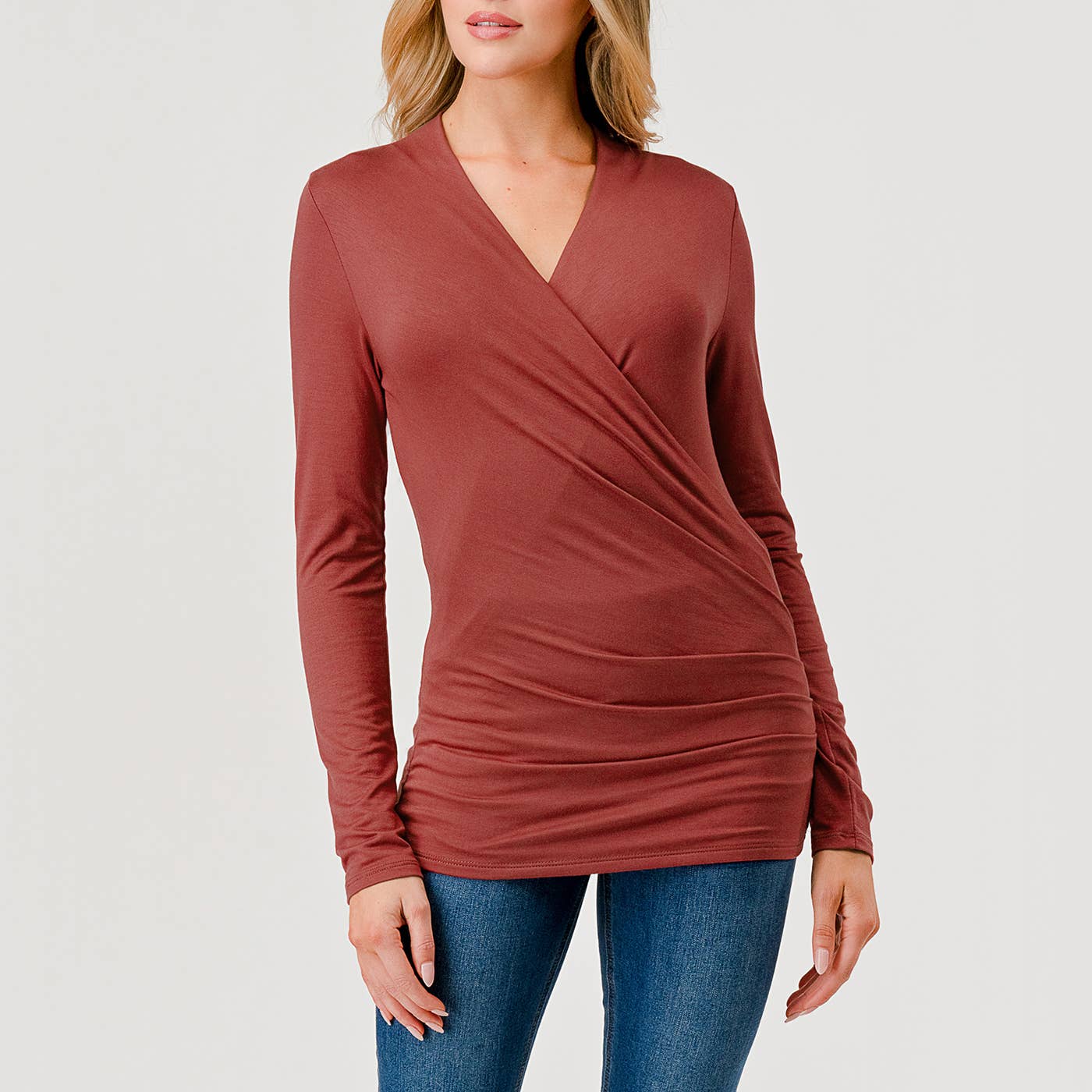 Heimious – Engroshandel Strikket top - Dame – Heimious fitted modal jersey bluse med slå-om, lange ærmer og plisserede detaljer28