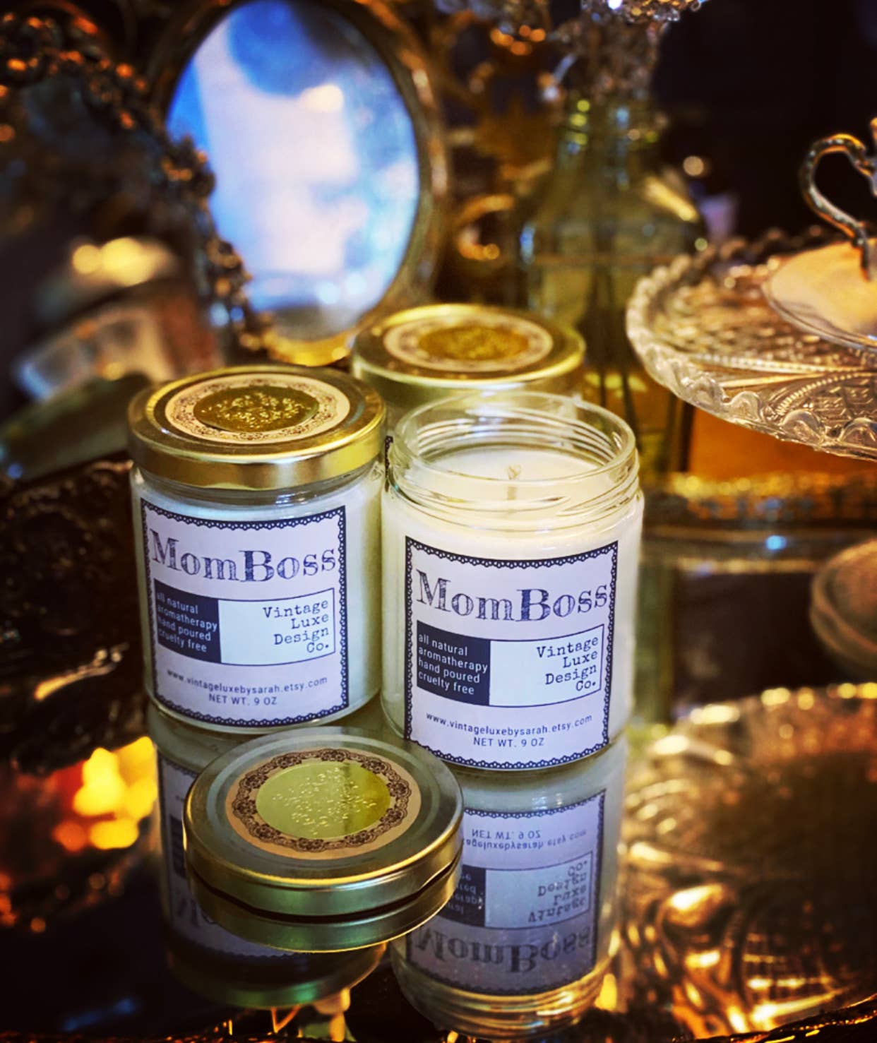 Vintage Luxe Design Co. - Vendita all'ingrosso Candela in vasetto - MomBoss, candela in cera di soia da 9 once, vintage, di lusso, colata1