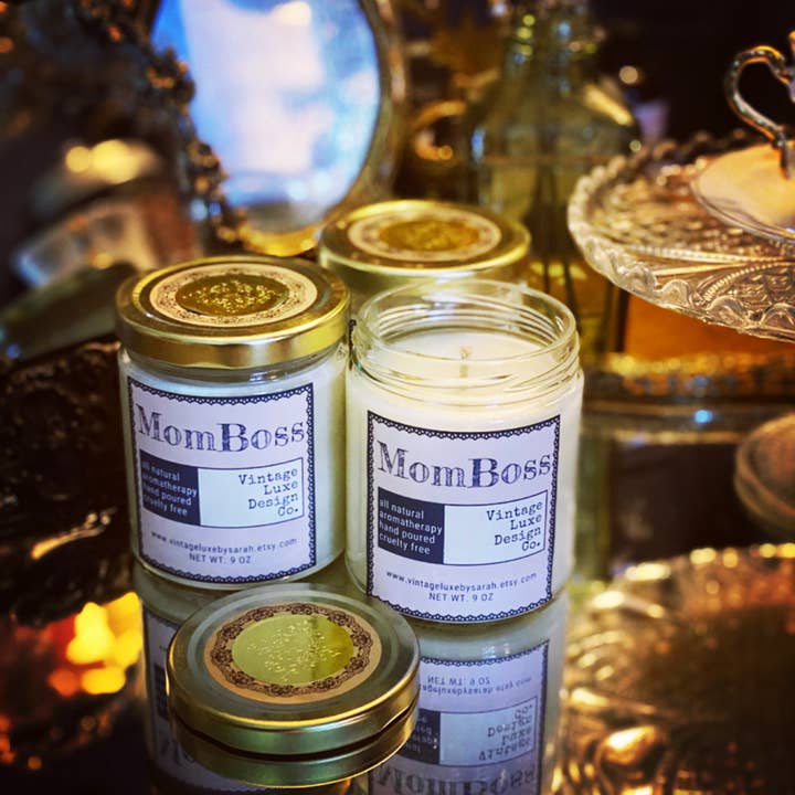 Vintage Luxe Design Co. - Vendita all'ingrosso Candela in vasetto - MomBoss, candela in cera di soia da 9 once, vintage, di lusso, colata1